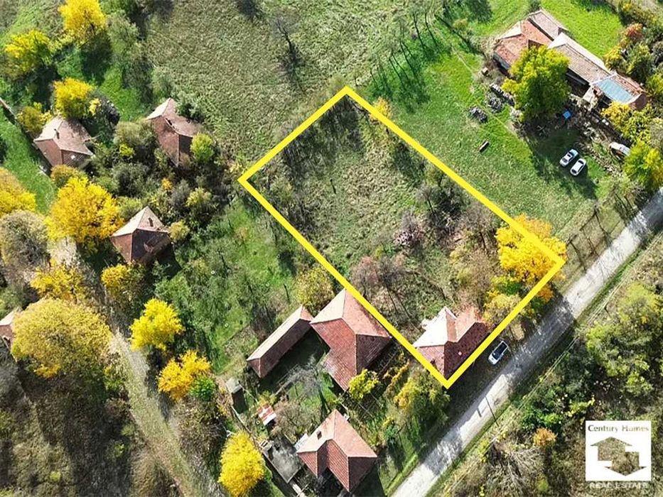 130018 Двуетажна къща с голям равен двор в планинското село Равново