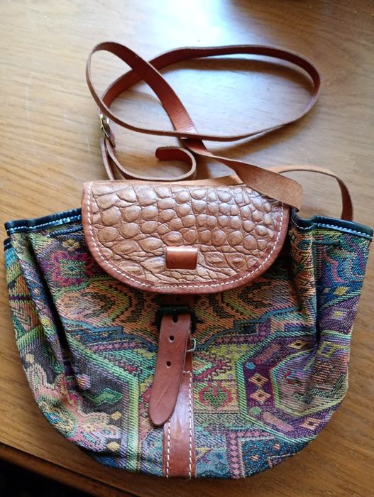 Vand geanta dama din piele de crocodil.