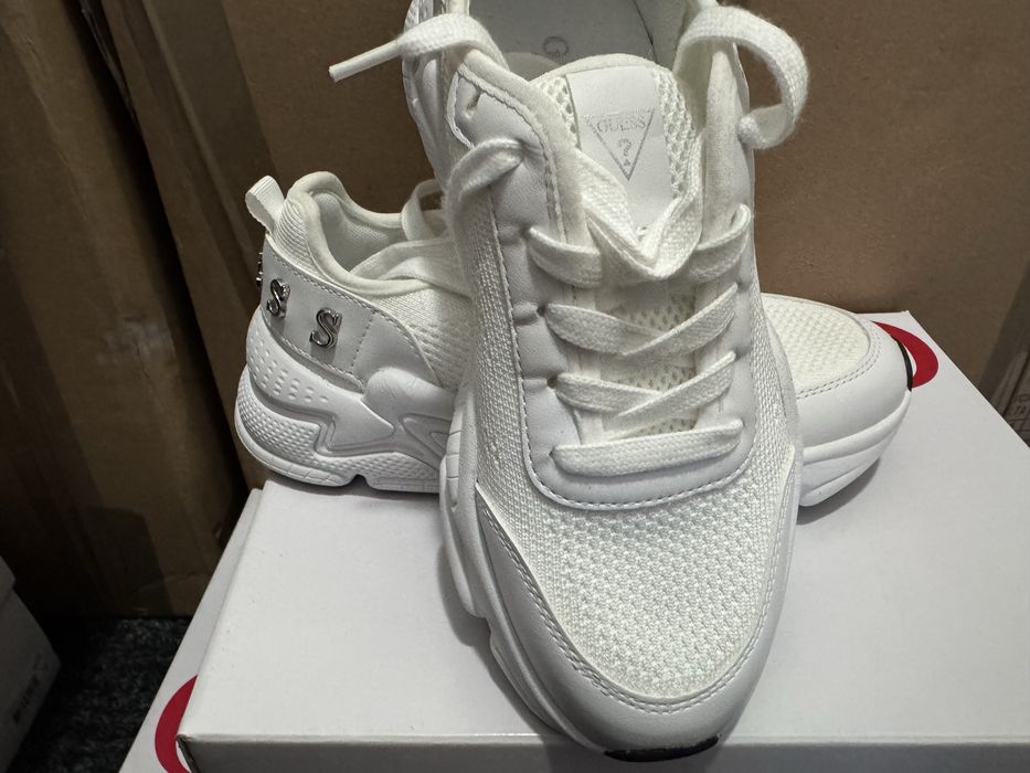 Adidasi de femei Guess
