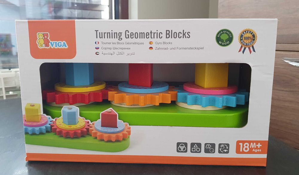 Въртящи дървени геометрични фигури