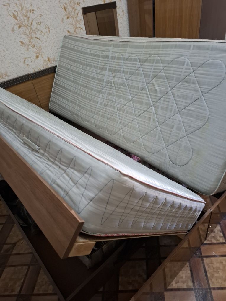 Продаётся двуспальная кровать