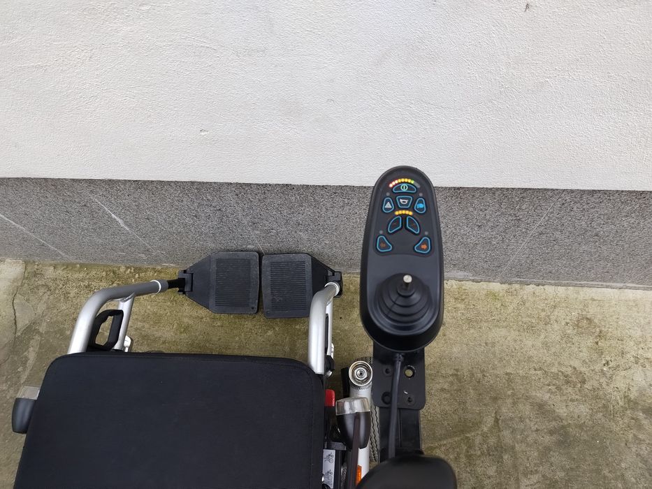 Cărucior scaun electric pentru persoane cu dizabilități