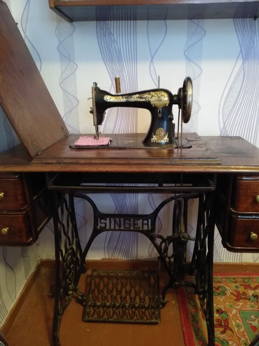 Швейная машинка Singer из Германи в отличном состоянии с большим колис