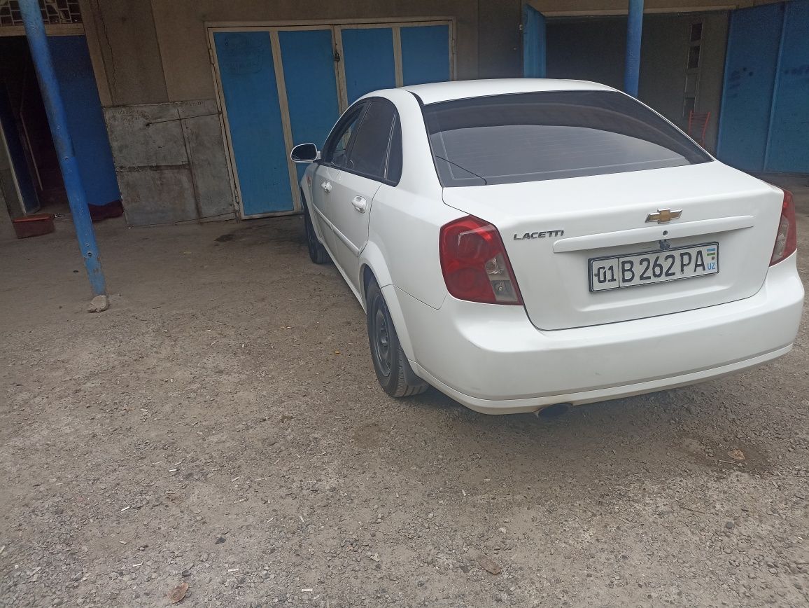 Lacetti 1.8 srochna sotiladi