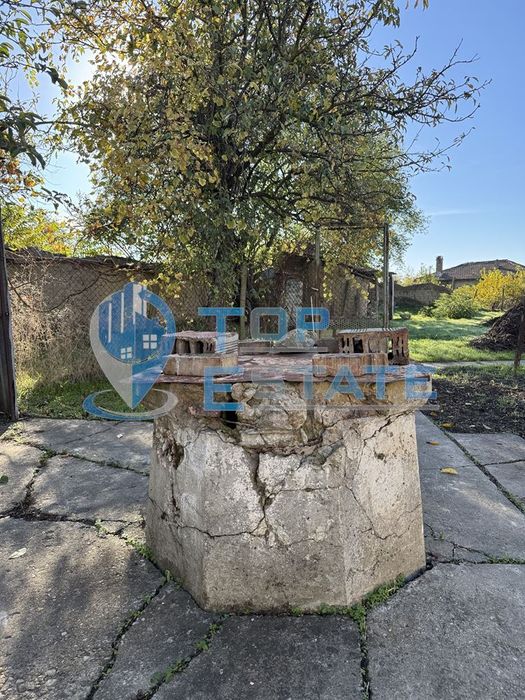 Къща с кладенец и стопанска постройка в село Ресен, област Велико Тър