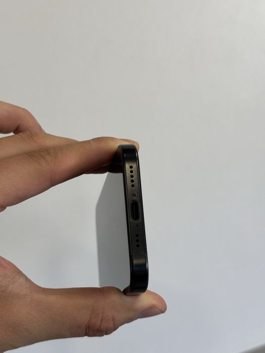 Продавам отличен iPhone 16 PRO 33 цикъла