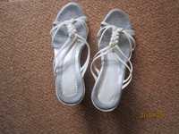 Бели дамски чехли