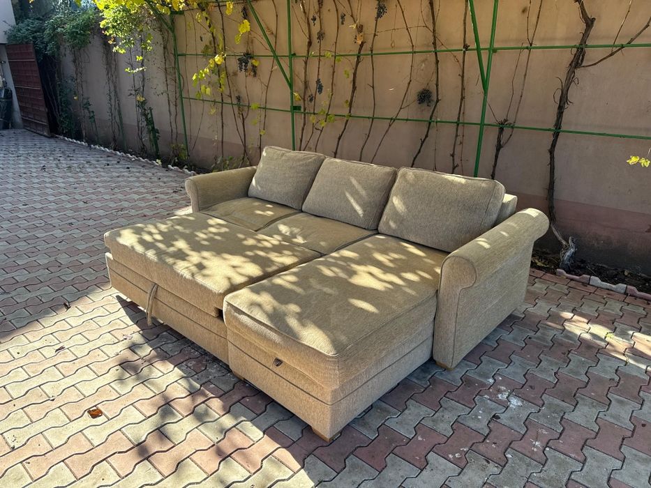 Canapea bej cu picior .Trei perne
