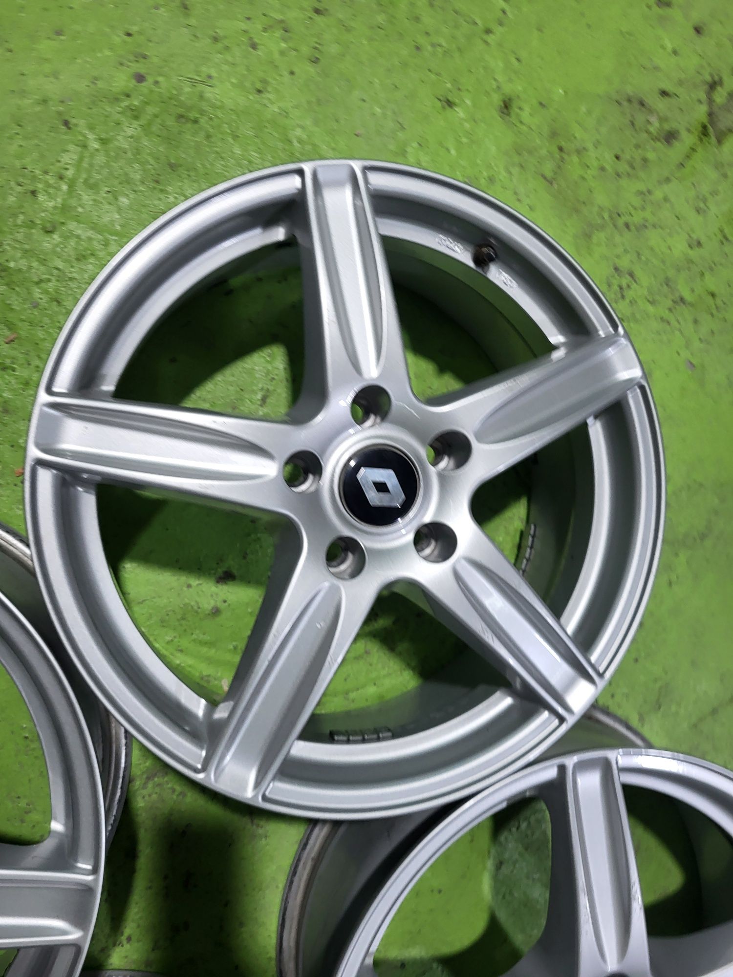 17 5x114.3 Nissan Renault лети джанти 5х114.3