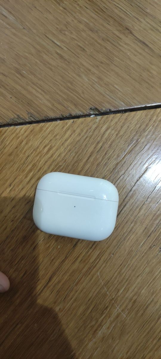 Продам оригинал кейс от Airpods pro