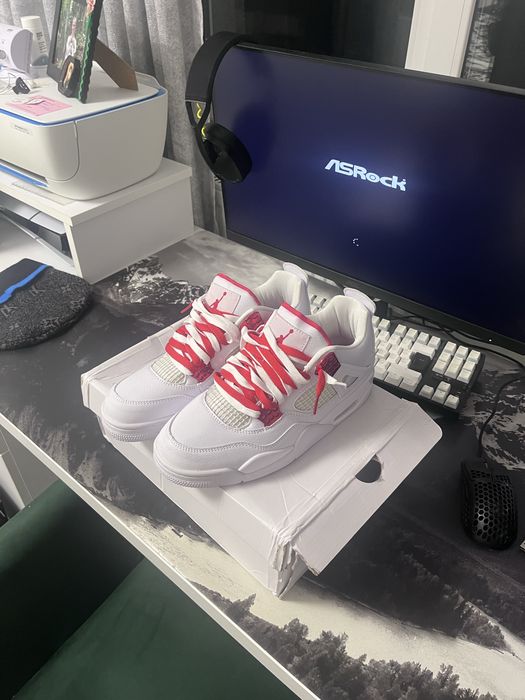 Jordan 4 metallic red