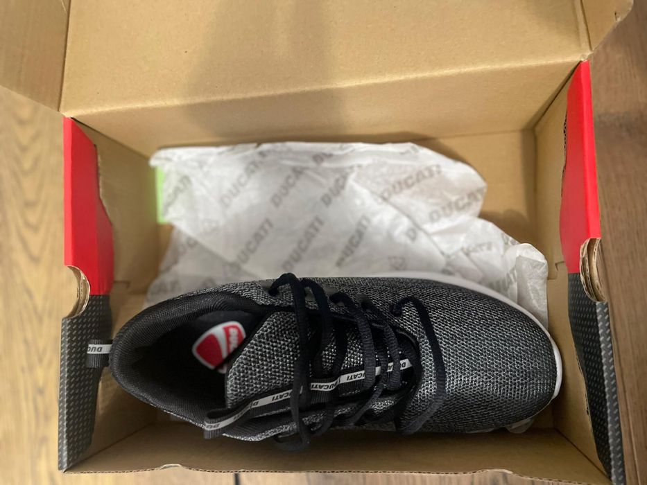 Pereche de papuci noi de la Ducati