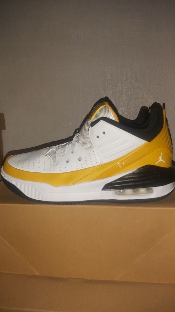Nike Air Jordan Max Aura 5 - Номер 37.5