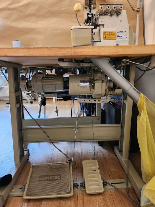 Vând mașină de cusut industriala triplock cu 5 fire