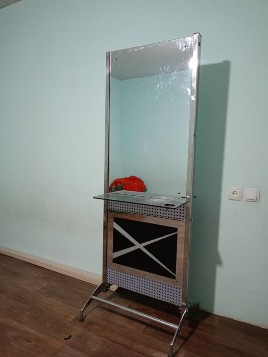 Большое двух стороннее зеркало, Үлкен екі жақты айна.