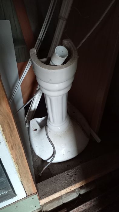 Продам небольшую раковину с пьедесталом за 7 тыс.Есть торг.