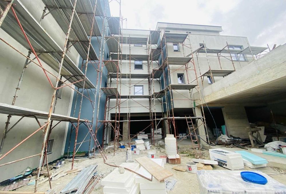 Двустаен с гараж и морска гледка, Траката