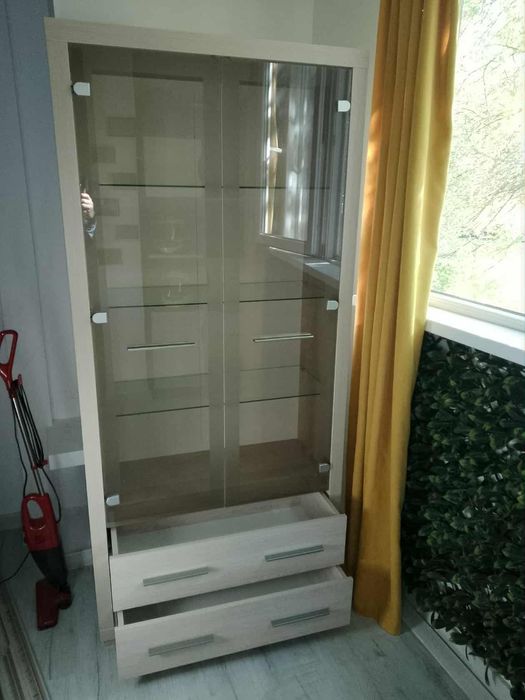 висок шкаф с витрини