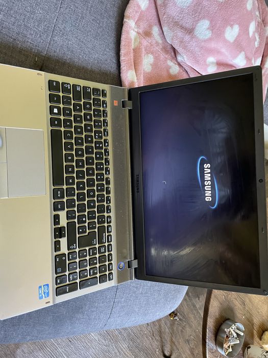Vând laptop Samsung NP550P5C – 8GB RAM, 1TB HDD, Windows 10