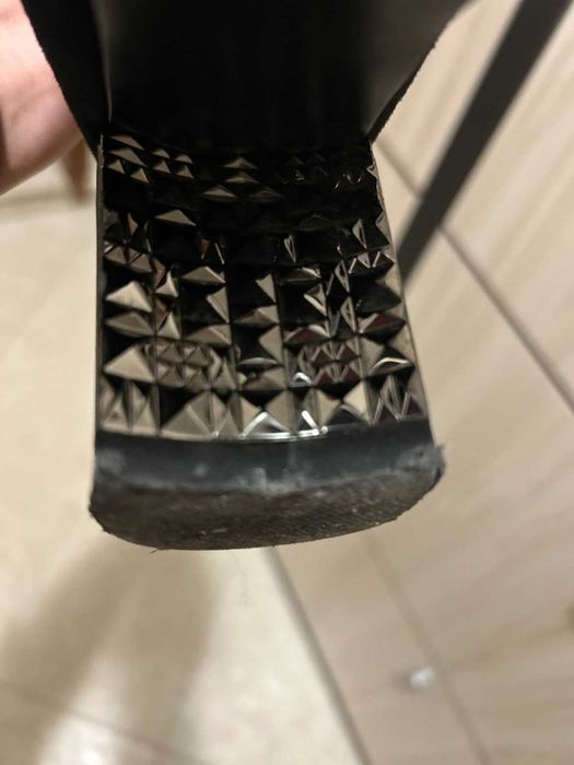 Дамски ботуши черни велур с интересен ток