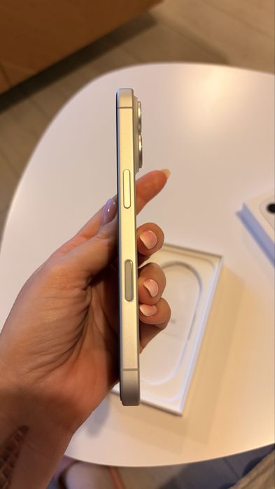 iPhone 16 256 GB, impecabil, garantie aprilie 2026