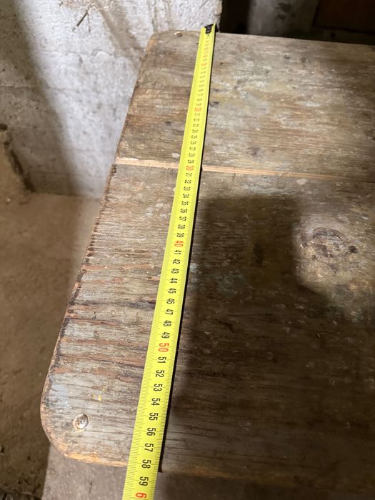 Продавам дървена маса, стабилна