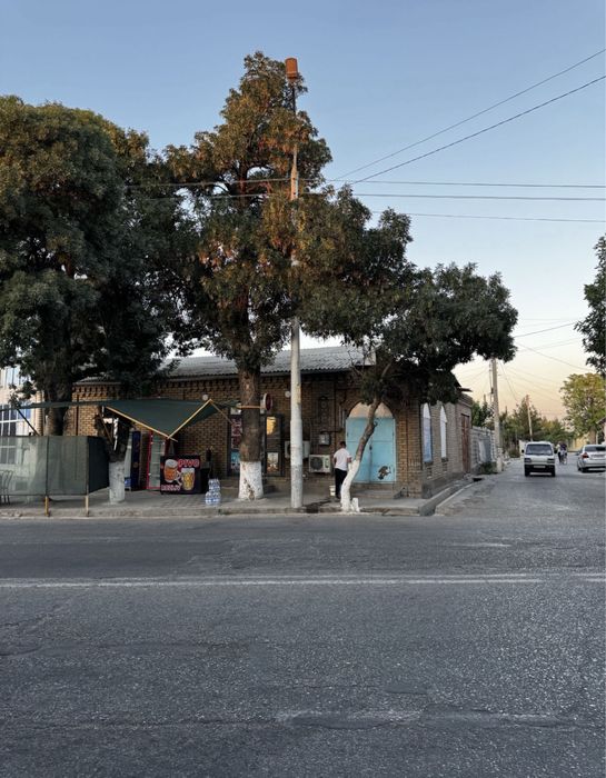 Xovli sotiladi yul ustida joylashgan eski shaxar bozor oldida