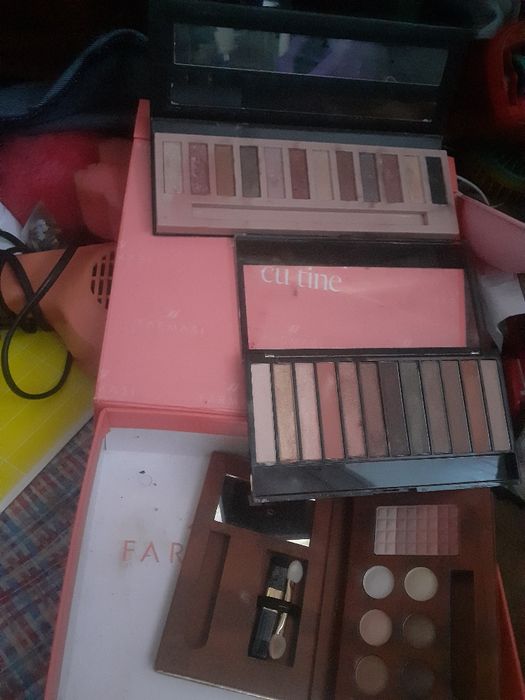 Vând farduri de ochi