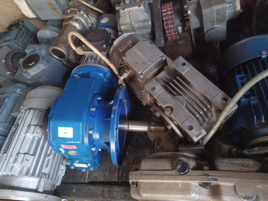 Vând diferite motoare, pompe ,pompe vacuum, macarale