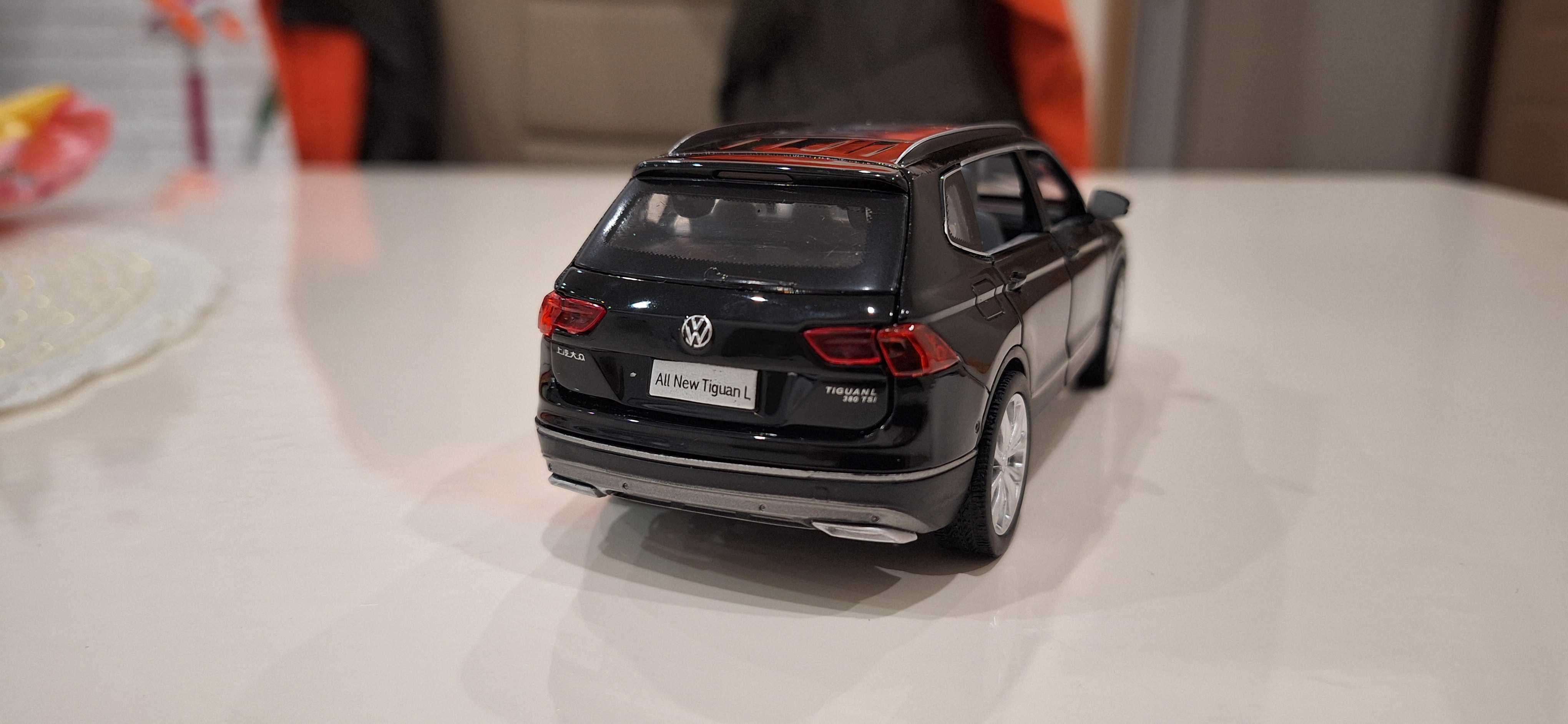 VW Tiguan 1:32 с отваряеми врати, капак, светещи фарове и стопове