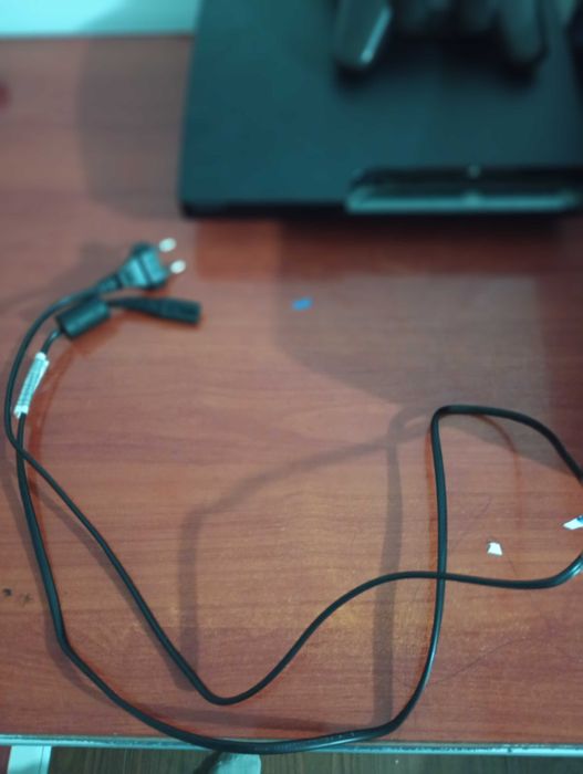 Vând PS 3 in stare foarte bună 2 controlere