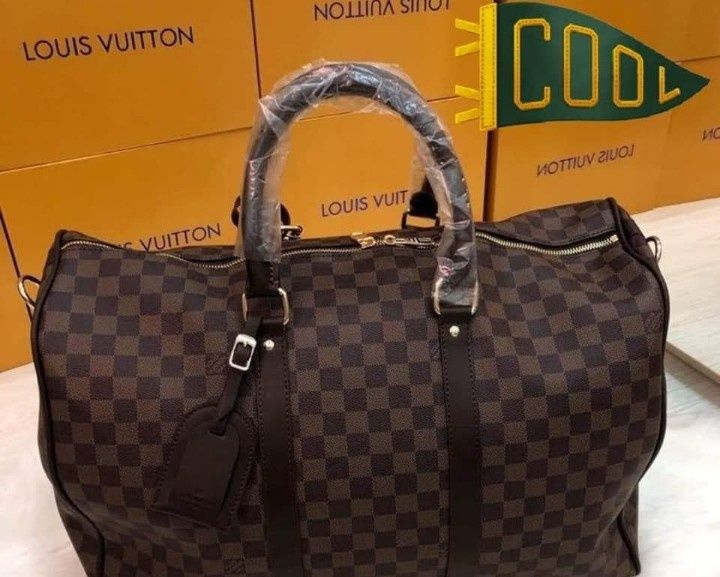 Geanta voiaj unisex  Louis Vuitton, new model, curea reglabila, sacule