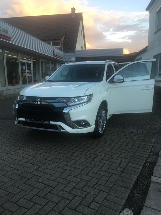 Mitsubishi outlander plug in hibrid- în garantie