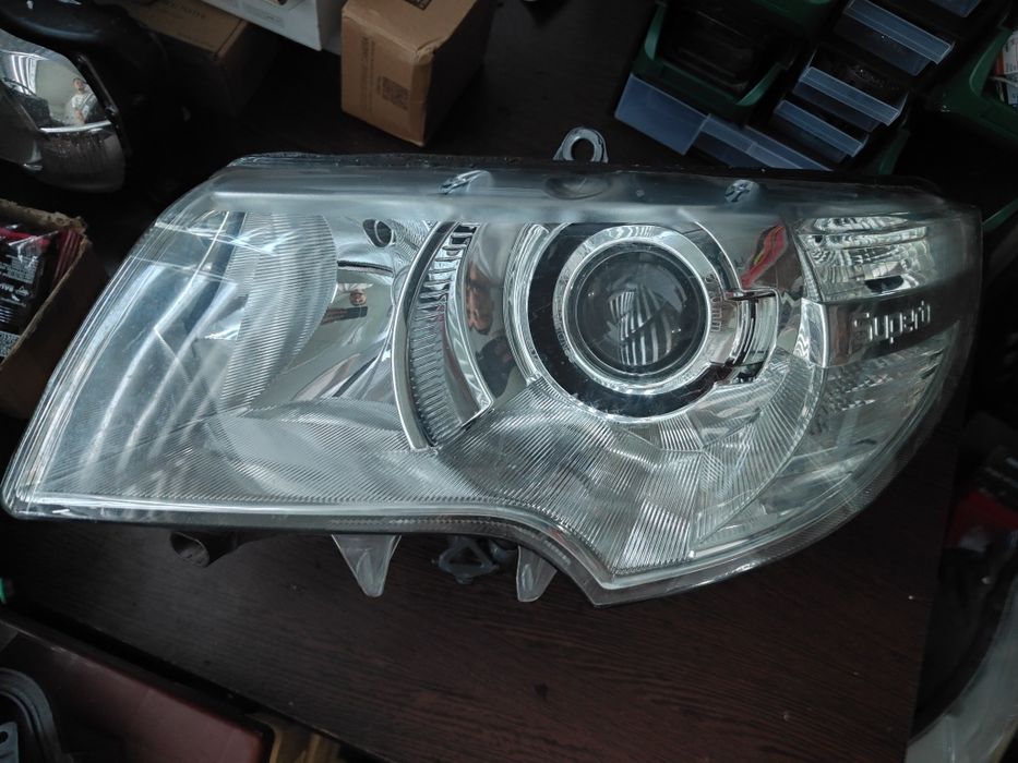 Far bi-xenon adaptiv Skoda Superb 2