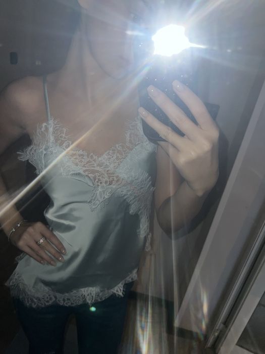 Сатенен топ с дантела