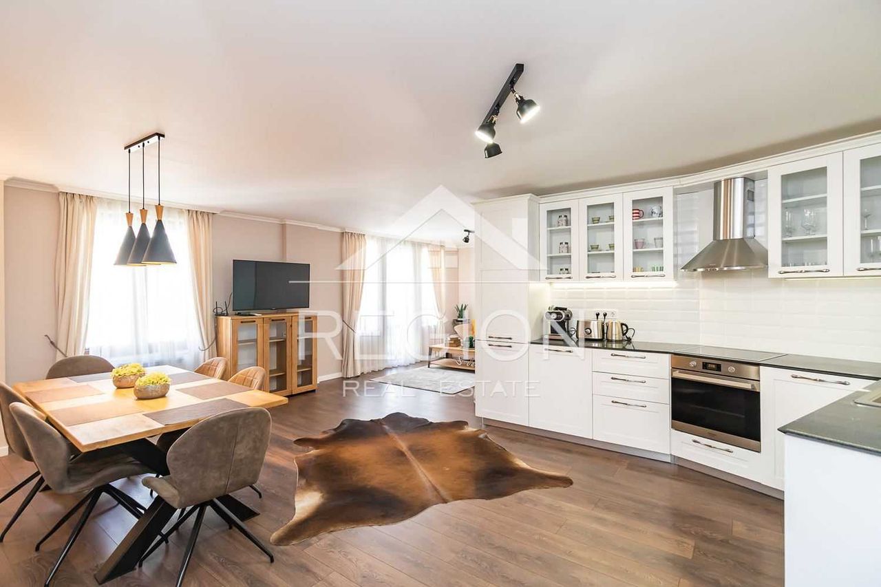 Дава се под наем Тристаен апартамент в Варна, Център - 105 кв.м за 1320 € - Снимка #2