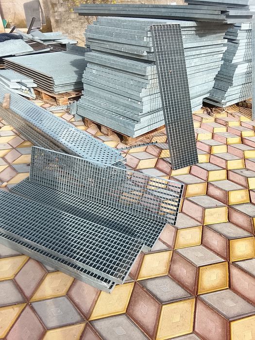 Vând trepte pentru scări și pentru spălătorii auto și grătare zincate