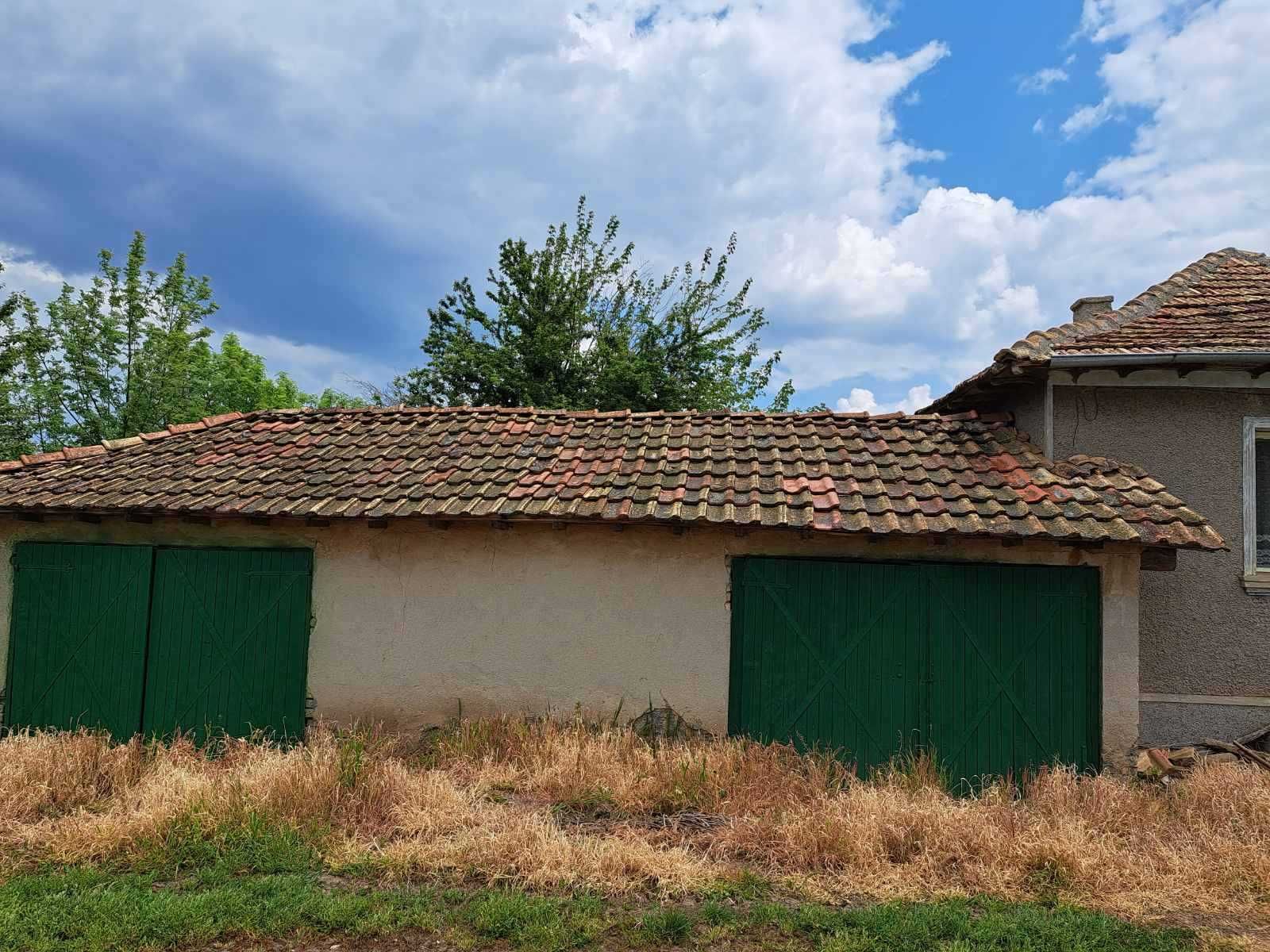 Продавам къща с гараж и градина в село Доброплодно