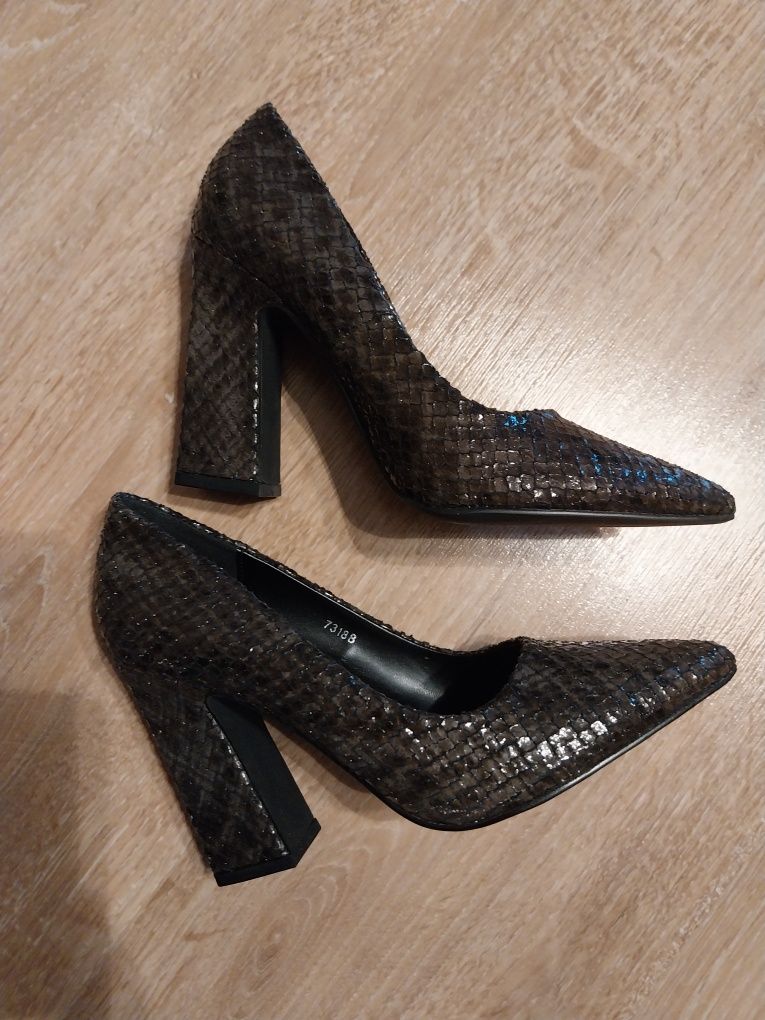 Pantofi deosebiți model piele de sarpe