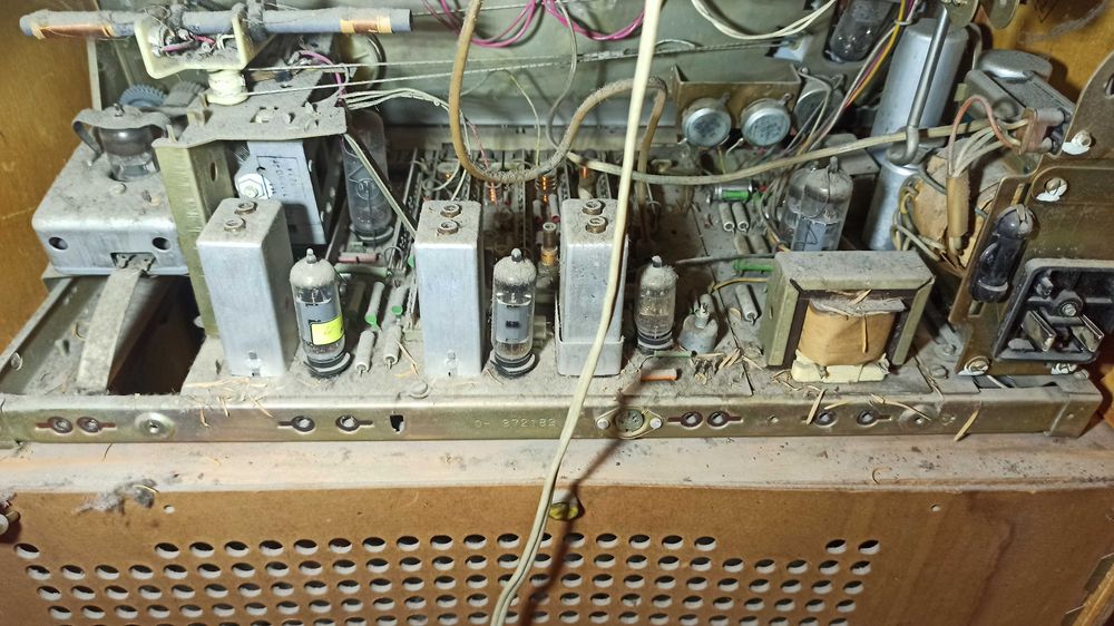 VEF Rapsodija радиограмофон Лампов - 70те г на XX век

цена 75 €вро