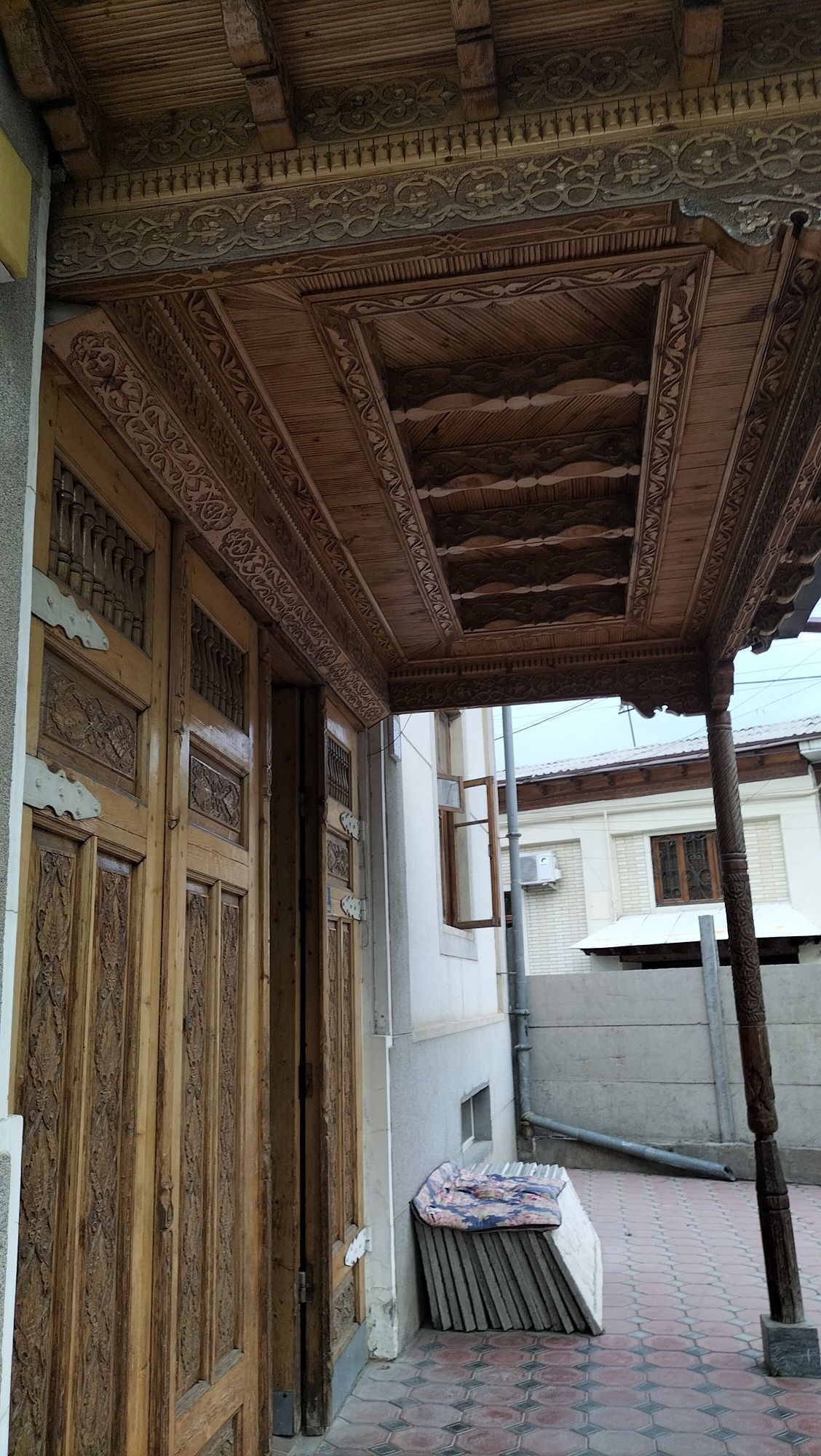 Тахта дарвоза навеси Билан холати яхши