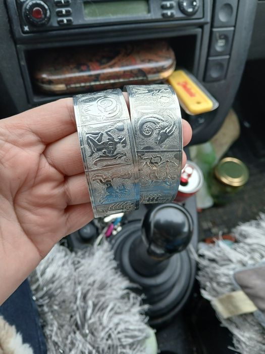 Vand doua mansete din argint cu zodiac