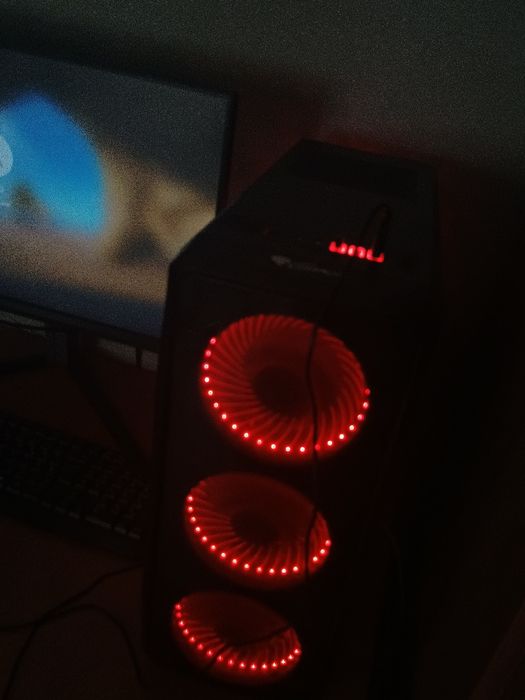vând PC gaming monitor ca nou mai are 4 ani și jumatate de garantie