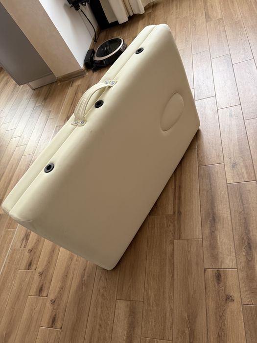 Masa pentru masaj, stare bună folosită doar în famile