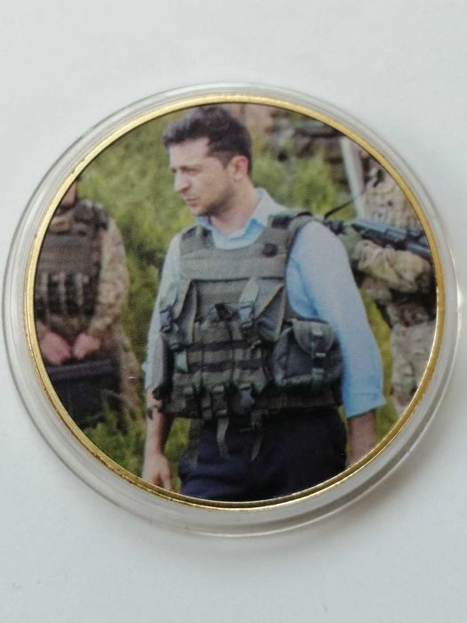 Сувенирни плакети с лика на Володимир Зеленски