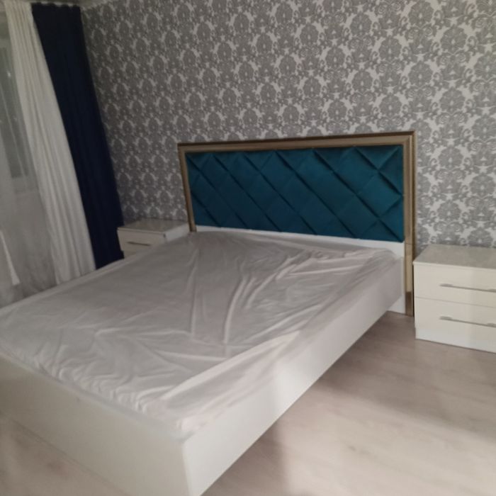 Продам спальный гарнитур:кровать, тумбы 2шт.