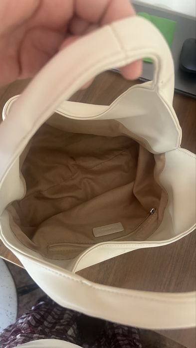 Сумка молочного цвета вместительная