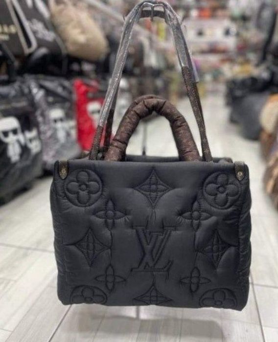 Geanta Louis Vuitton material textil, saculet, etichetă