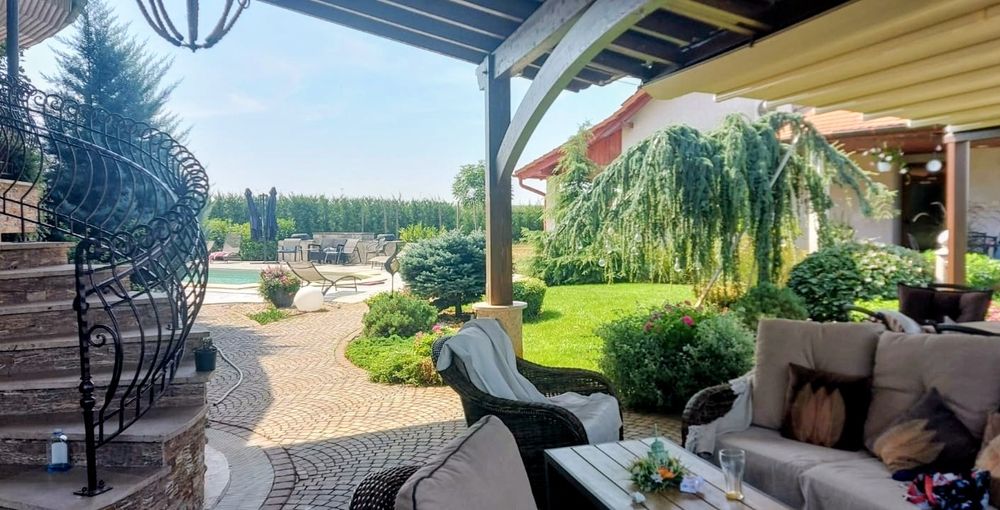 Vilă casa modernă cu teren generos pentru dezvoltare – Aradul Nou