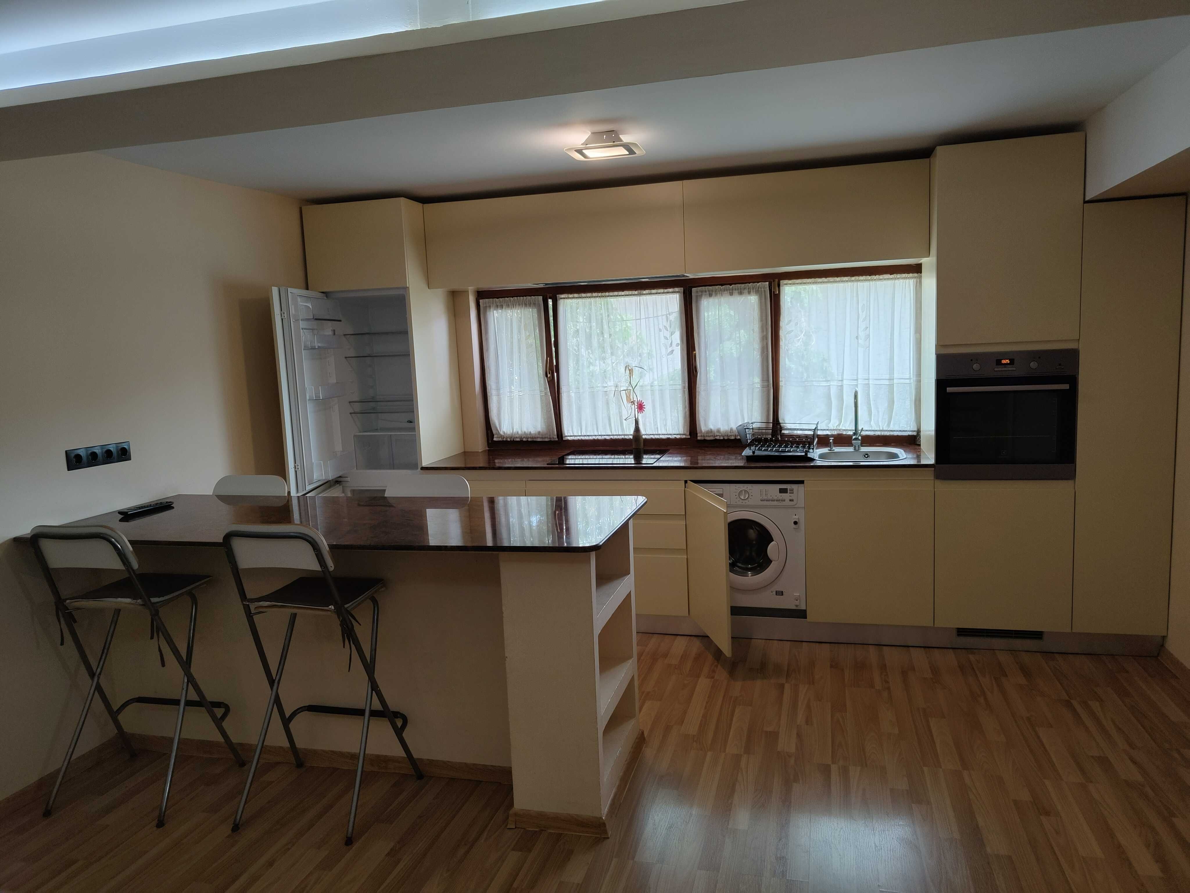 Inchiriez apartament modern cu 3 camere, zona Banca Nationala, renovat